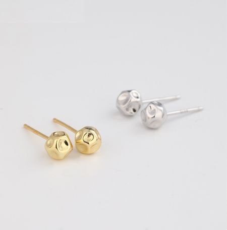 Orecchini a perno rotondi in argento sterling 925 - Un paio di orecchini a perno rotondi in argento sterling 925 con finitura martellata, esposti sia in argento che in oro su uno sfondo bianco.
