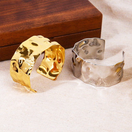 Roestvrijstalen gesmede ontwerp brede armband bangle - Set van 5 - Een set van brede roestvrijstalen armbanden met een gesmede textuur, met één in een gepolijste gouden afwerking en één in een strakke zilveren afwerking.