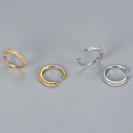 Un elegante assortimento di orecchini a cuffia in oro e argento per un uso versatile.