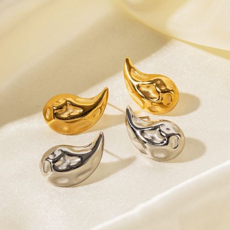Una colección de pendientes con acabado martillado en oro y plata.