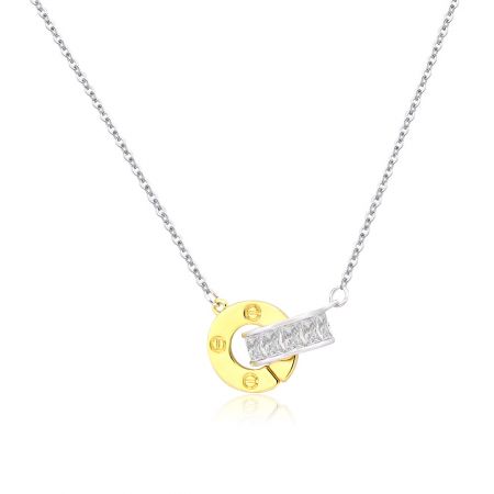 Collar de colgante de disco redondo de zirconia. - Primer plano del collar de colgante de disco redondo de zirconia, mostrando el diseño bicolor con una pieza circular de oro entrelazada con un componente de plata adornado con zirconia.