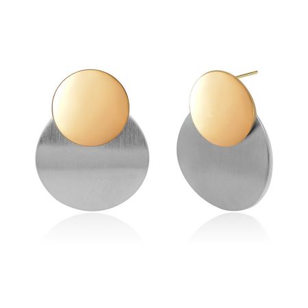 현대적인 금색과 은색 귀걸이의 측면 뷰로, 세련되고 현대적인 디자인과 고급 소재를 강조합니다.