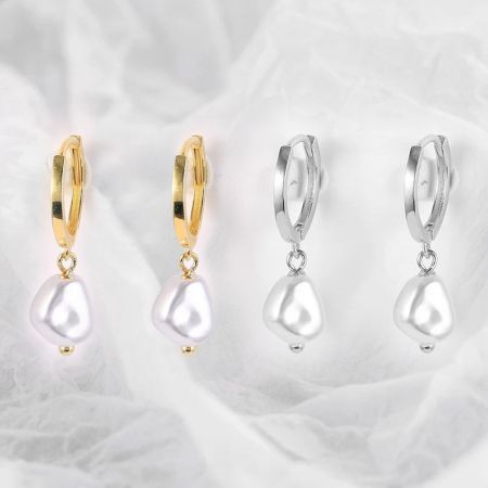 Boucles d'oreilles pendantes en perles baroques en argent sterling 925 (5 paires) - Prise de vue en studio des boucles d'oreilles pendantes en perles baroques en argent sterling 925, montrant deux paires en or et deux paires en finition argentée sur un fond blanc.
