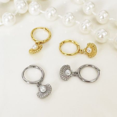 Orecchini a cerchio huggie con pendente in conchiglia di perla oceanica in argento sterling 925 (5 paia) - Una collezione di orecchini a cerchio huggie in argento sterling 925 con perla oceanica, esposti in finiture eleganti in oro e classico argento.