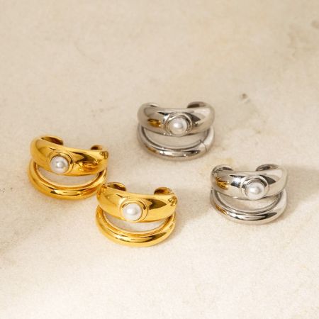 Aretes de Clip de Arete de Perla de Doble Capa Minimalista de Acero Inoxidable Dorado - Un conjunto de aretes de clip con arete de perla de doble capa minimalista, mostrando tanto las variantes elegantes de acero inoxidable dorado como las clásicas plateadas.