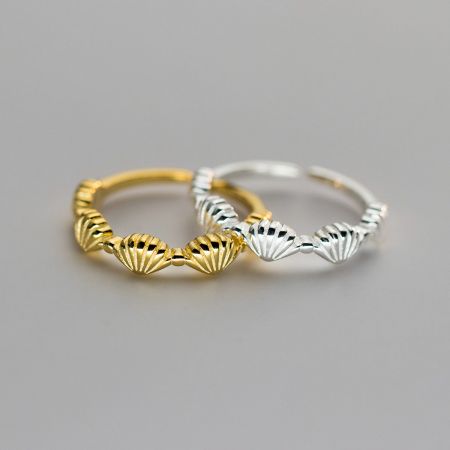 Bague en coquillage simple en argent 925 ajustable plaquée or. - Un ensemble époustouflant de deux bagues en argent sterling 925 avec un design de coquillage, l'une plaquée en or et l'autre en argent poli, mettant en avant la fonctionnalité ajustable.