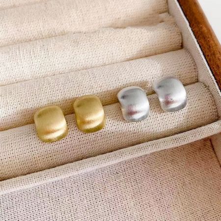 ジュエリーボックスに入ったヴィンテージスタッドピアスの完全セット。