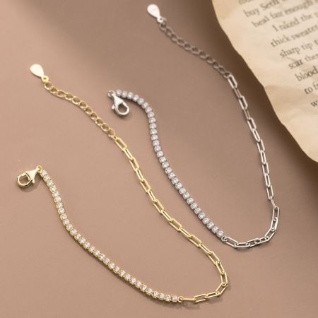 925 Sterling Zilver 3mm Rij Zircon Link Kettingarmband - Een paar 925 sterling zilveren armbanden, één met een gouden afwerking en één met een zilveren afwerking, beide met een rij sprankelende zirkonstenen op een schakelketting.