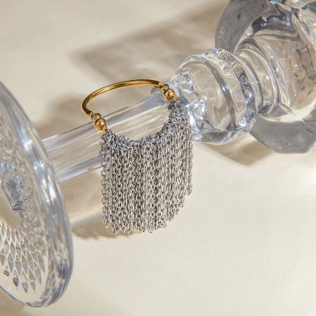 Groothandel Roestvrijstalen 18K Gouden Zilveren Twee Kleurige Kwast Ringen Set van 5 voor Vrouwen - Een close-up van de twee-kleurige roestvrijstalen kwastring met een gouden basis en zilveren ketting, onderdeel van een groothandelsset voor vrouwen.