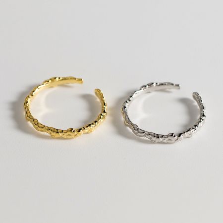 Bague tressée ajustable en argent sterling 925 style coréen. - Une paire de bagues tressées ajustables en argent sterling 925, l'une avec une finition argentée polie et l'autre avec une finition dorée éclatante.