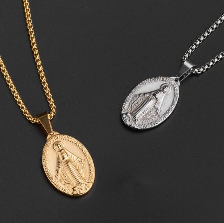 Två fint utformade religiösa hängsmycken i guld- och silverfinish, båda med Jungfru Maria.