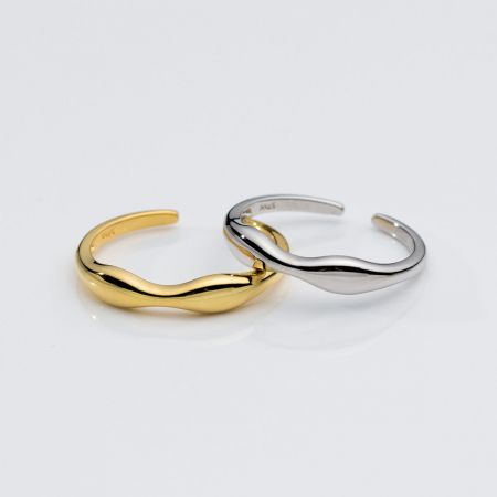 Ensemble de bagues ouvertes empilables en argent sterling 925 ondulées Mobius minces. - Un ensemble de bagues ouvertes empilables en argent sterling 925 ondulées Mobius minces, présentées en finitions or et argent.