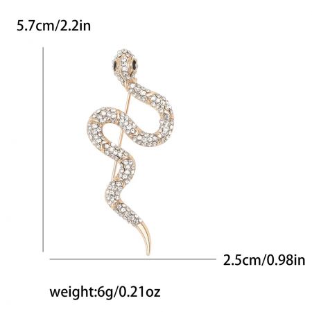 La variante del broche de serpiente dorada incrustada con brillantes y claros strass.