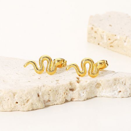 Een paar gouden slangvormige oorbellen samen getoond.