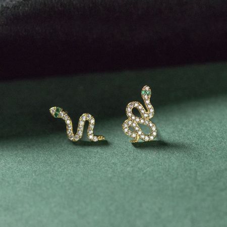 Goudkleurige 925 sterling zilveren slangoorbellen met witte en groene edelsteen details.