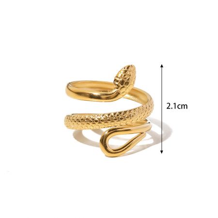 De gouden slangring getoond met een hoogte van 2,1 cm, wat de maat aangeeft.