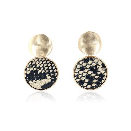 Vue détaillée du motif en cuir de serpent doré et noir sur les boucles d'oreilles en cuir PU.