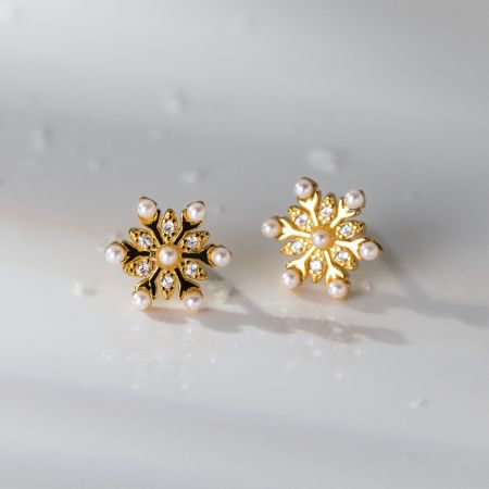 Gouden Sneeuwvlok Parels Stud Oorbellen Set van 5 - 925 Zilver Feestdag Cadeau - Een paar gouden sneeuwvlok stud oorbellen gemaakt van 925 sterling zilver, met een centrale parel en sprankelende cubic zirconia accenten.