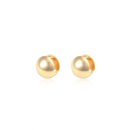 Boucles d'oreilles huggie en or en forme de cercle - Une paire de boucles d'oreilles huggie en or en forme de cercle avec une finition lisse et polie, présentée sur un fond blanc propre.