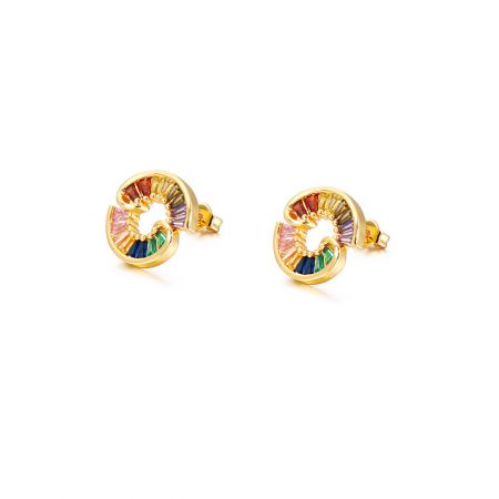 Gedetailleerd uitzicht op de meerkleurige stud oorbellen die het spiraalontwerp van de gouden setting en edelstenen tonen.