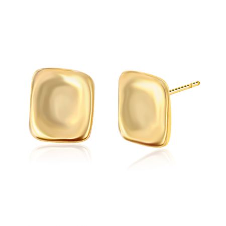 Nahaufnahme des goldenen quadratischen Ohrrings mit abgerundeten Kanten und einer glänzenden, gehämmerten Oberfläche.