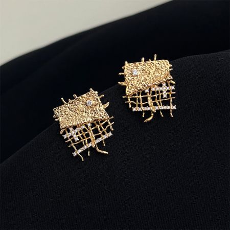 Pendientes de declaración geométricos de latón dorado elegante con acentos de circonio brillantes.