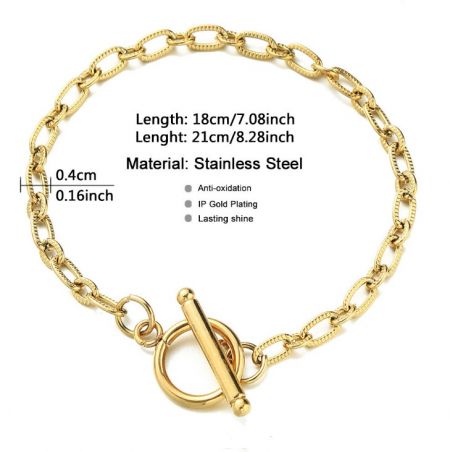 Detaillierte Ansicht der Kettenglieder des goldenen Toggle-Armbands aus Edelstahl.
