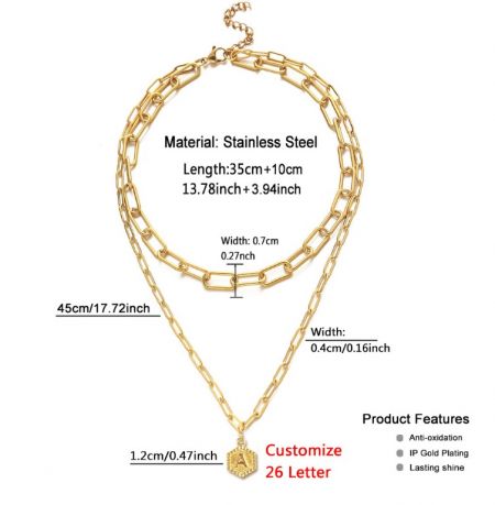 Een gedetailleerd uitzicht op de gouden roestvrijstalen ketting met een aanpasbare letterhanger, die de anti-oxidatie eigenschappen en blijvende glans benadrukt.