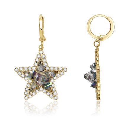 Ejemplo de estilo que muestra los pendientes Drop Dazzle Star combinados con un pendiente de barra de cristal colgante complementario.