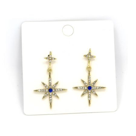 Profil latéral de la boucle d'oreille en forme d'étoile en cristal, mettant en avant son design complexe.