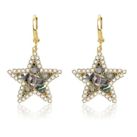 Pendientes con forma de estrella deslumbrante - Un par de pendientes Drop Dazzle Star en latón chapado en oro, mostrando la intrincada forma de estrella y las piedras de circonita cúbica blanca y arcoíris brillantes sobre un fondo blanco limpio.