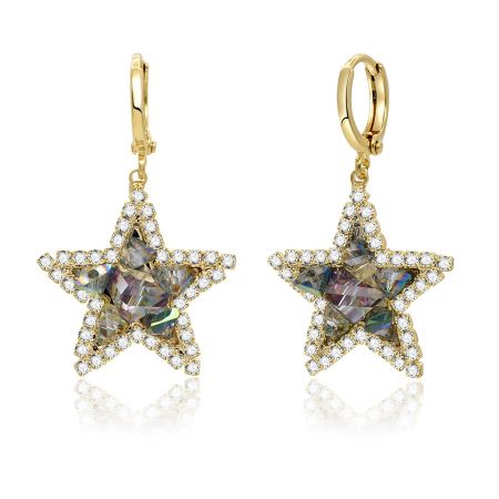 Una perspectiva diferente de los pendientes Drop Dazzle Star chapados en oro, mostrando su radiante brillo.