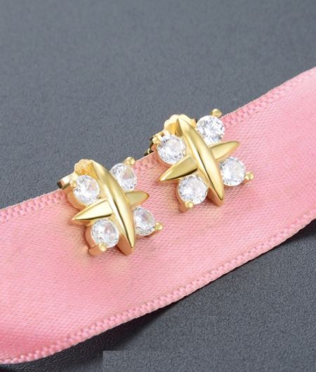 925 Sterling Zilveren Delicate Cubic Oorbellen - Een paar delicate cubic oorbellen van 925 sterling zilver in de vorm van een ster met heldere edelstenen, van JR Fashion Accessories.