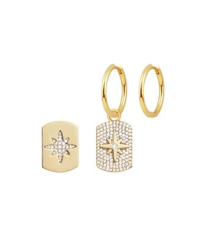 Pendientes Huggie de doble cara - Una toma detallada de los pendientes Huggie de doble cara, mostrando el acabado dorado y el diseño de estallido de estrellas engastado con piedras de circonio cúbico brillantes.