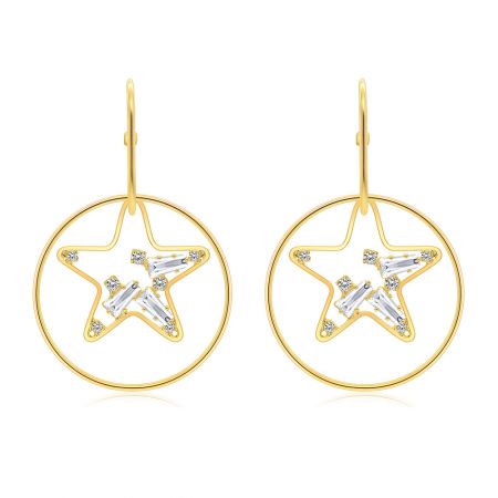 Boucles d'oreilles à crochet étoile brillante en cercle - Une paire de boucles d'oreilles Bright Star In Circle Hook, avec une finition plaquée or et un design en éclat d'étoile, ornées de pierres en zircon cubique blanches scintillantes, sur un fond blanc.