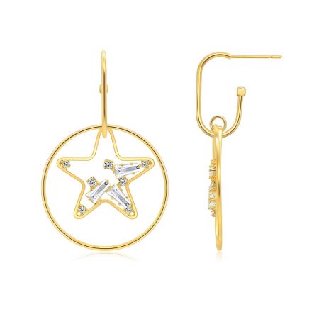 Vue latérale détaillée des boucles d'oreilles en forme d'étoile dorée mettant en valeur le sertissage en pierre précieuse transparente.