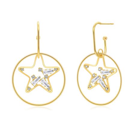 Gros plan des boucles d'oreilles Bright Star mettant en avant les détails complexes en zircon cubique et le plaquage en or.