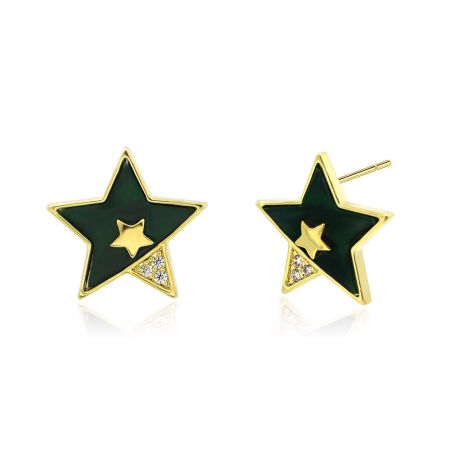 Nahaufnahme des vergoldeten Star Emerald Ohrrings, der das filigrane dunkelgrüne Emaille und die brillanten, diamantähnlichen Details zeigt.