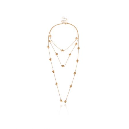 Collar de estrellas en tono dorado de múltiples capas. - Un collar de estrellas en tono dorado de múltiples capas con cadenas delicadas y un charm de estrella central, exhibido sobre un fondo neutro.