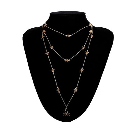 Ett set av lager av guldstjärna-tema halsband visat från en annan vinkel.