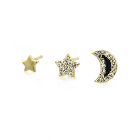 Toma de cerca de los tres pares de pendientes con temática celestial: una estrella simple, una estrella de CZ y una luna creciente de CZ.