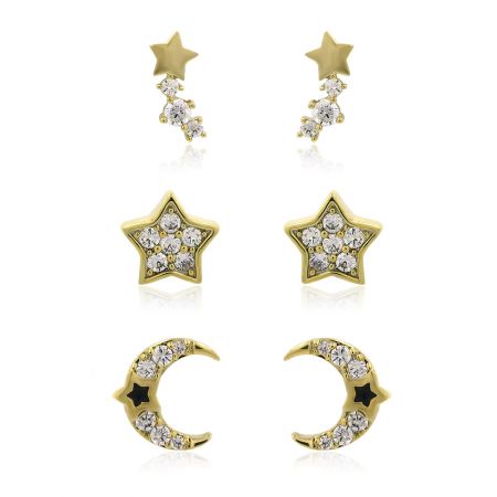 Ensemble de trois boucles d'oreilles clous thème étoile lune - Un ensemble de trois boucles d'oreilles clous plaquées or avec des designs d'étoile et de lune, ornées de pierres en zircon cubique scintillantes, présentées sur un fond blanc.