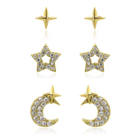 Una collezione di orecchini a forma di stella e luna dorati del set regalo, alcuni adornati con pietre di zirconia cubica trasparente.