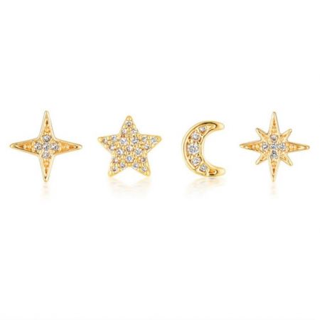 Set di orecchini a perno a forma di Stella e Luna - Un set di orecchini a perno a forma di Stella e Luna placcati in oro, con pietre di zirconia cubica scintillanti, disposti ordinatamente su uno sfondo bianco.