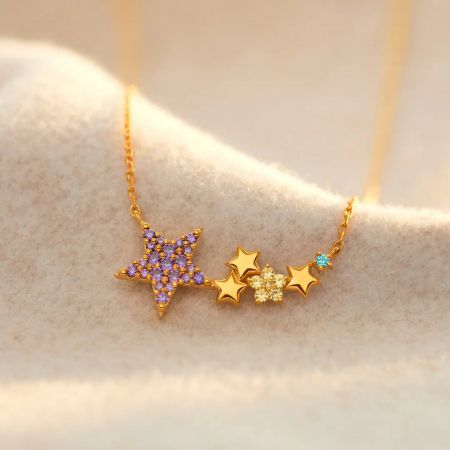 Collar con colgante de estrella colorido de plata esterlina 925 - Primer plano de un collar con colgante de estrella colorido de plata esterlina 925 con piedras preciosas moradas, claras y azules.