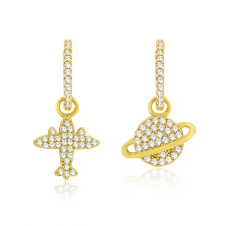 Boucles d'oreilles Planet Plane Hoop - Une paire de boucles d'oreilles Planet Plane Hoop plaquées or avec des pierres en zircon cubique blanches étincelantes, présentant des charms asymétriques d'étoile et de planète.