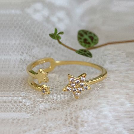 Set di Anelli Aperti Regolabili a Stella in Argento Sterling 925 - Un primo piano dettagliato dell'anello aperto regolabile a stella in argento sterling 925 con finitura dorata, che mette in mostra il suo delicato design a stella e le decorazioni in diamante.