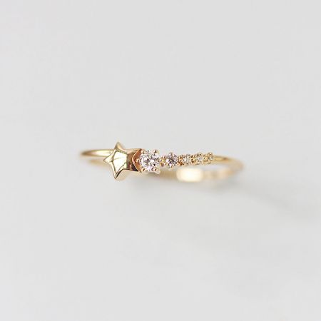 Set di 5 anelli a stella in cristallo pavé in argento sterling 925 all'ingrosso - Una foto dettagliata di un anello a stella in argento sterling 925 in oro con intricate decorazioni in cristallo pavé.