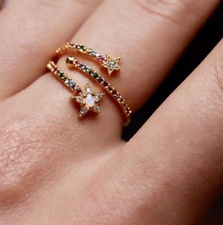 Anello CZ multicolore con stelle doppie - Un primo piano dell'anello Double Stars Multi Color CZ, che mostra due anelli in argento sterling 925 placcati oro con vivaci pietre in zirconia cubica multicolore impostate in un design a stella.