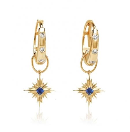 Un par de elegantes pendientes de oro en forma de estrella adornados con brillantes piedras preciosas azules y diamantes, mostrando opciones de personalización.